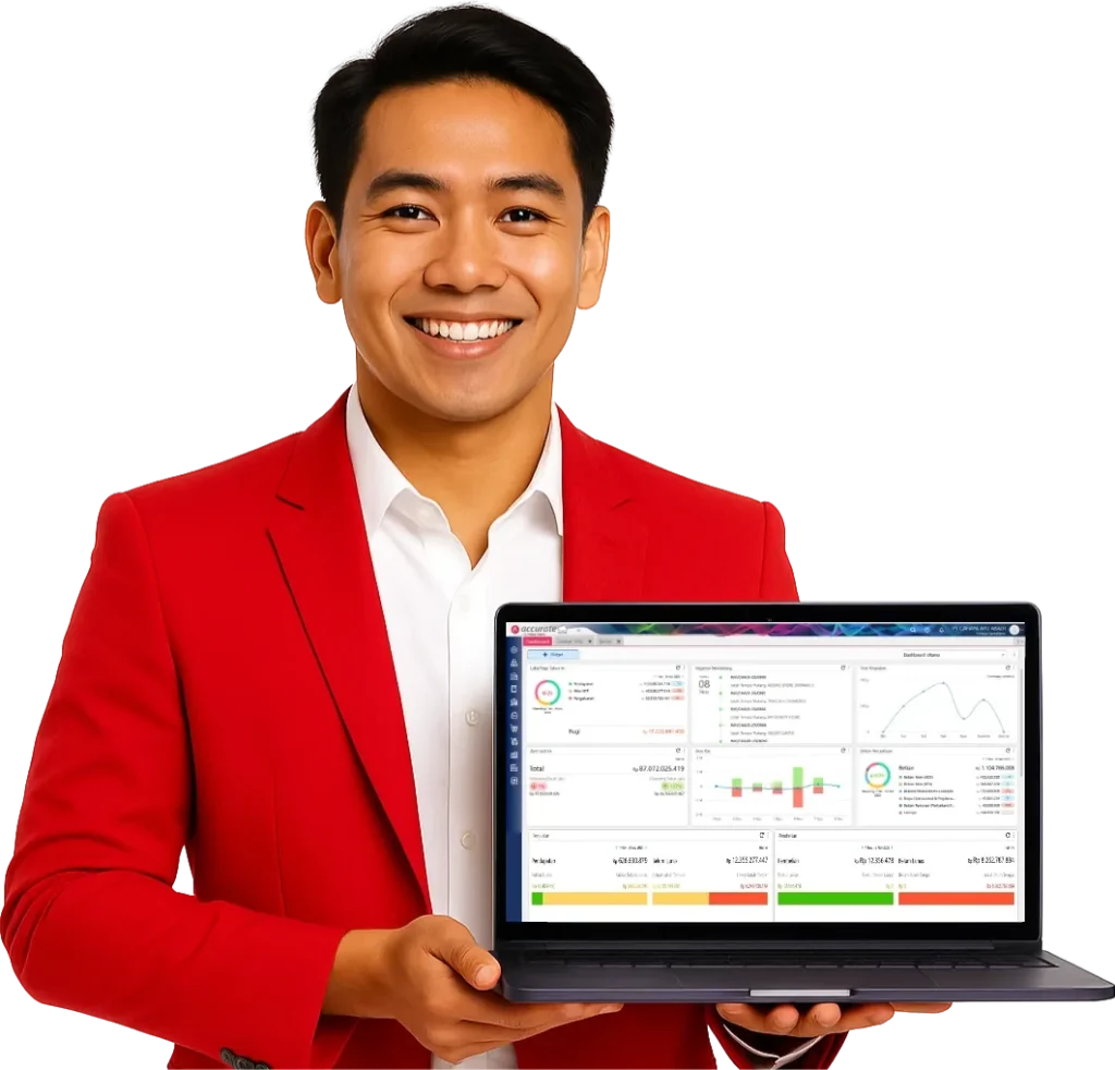Pria berblazer merah memegang laptop dengan dashboard laporan keuangan Accurate Online